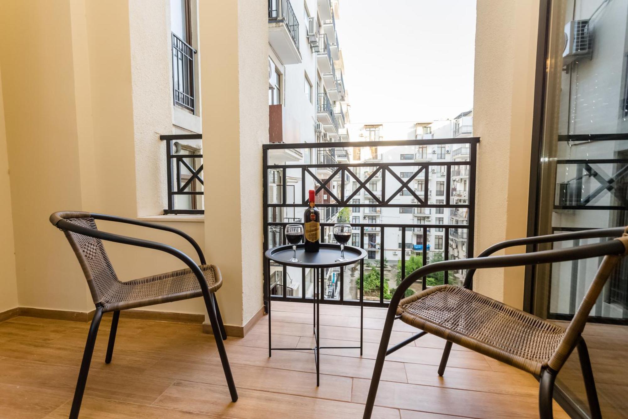 Two Bedroom Apartment In The City Center Tbilisi Eksteriør bilde