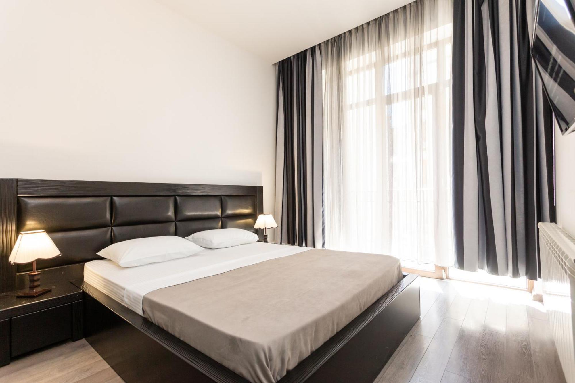 Two Bedroom Apartment In The City Center Tbilisi Eksteriør bilde