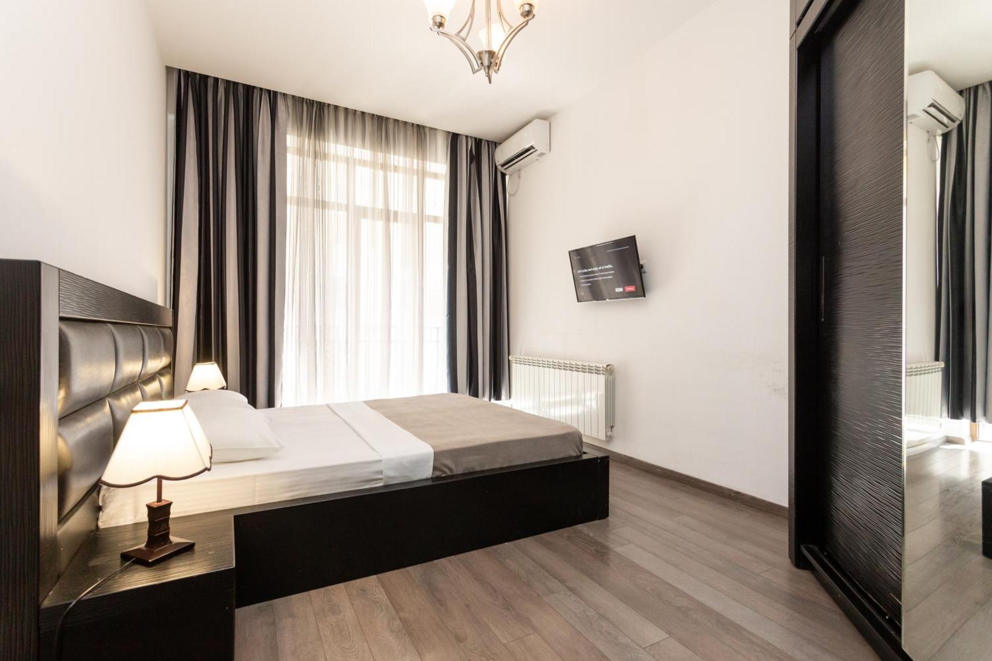 Two Bedroom Apartment In The City Center Tbilisi Eksteriør bilde